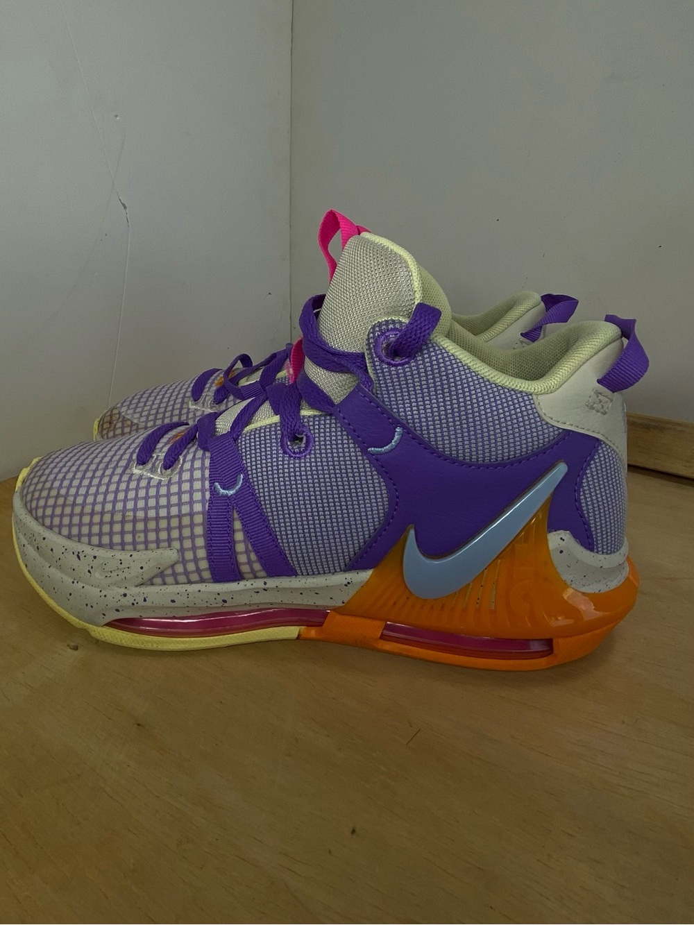 Nike LeBron Witness 7 GS Action Grape Basketball Shoes Size 5.5Y